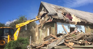 Промышленный демонтаж пристроек к дому в Полысаево | Цены от 578 руб. за м2