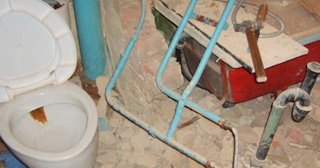 Профессиональный демонтаж перегородки ванной и туалета в Полысаево - от 578 рублей